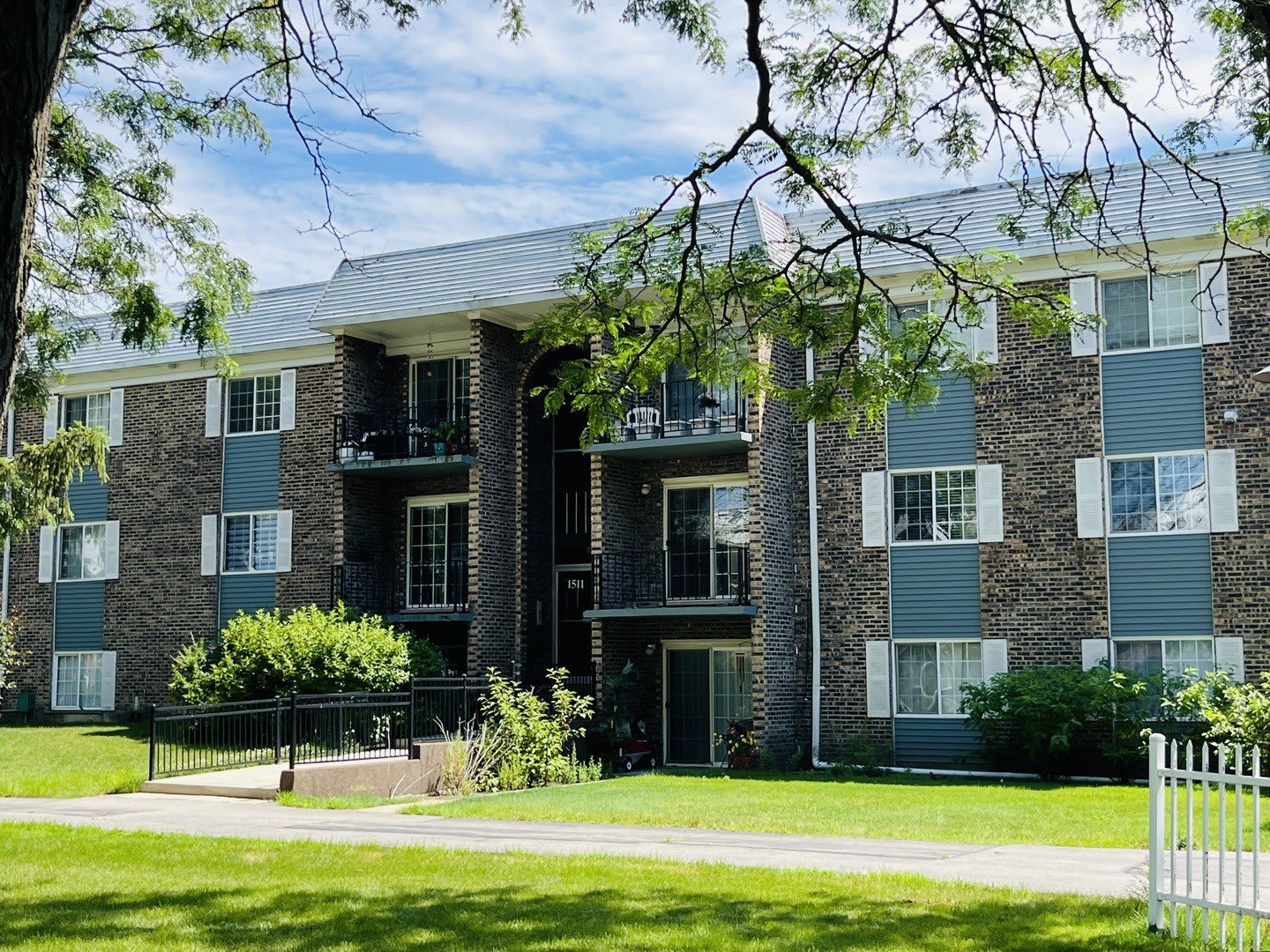 1511 N Windsor Drive – photo 1 of 13