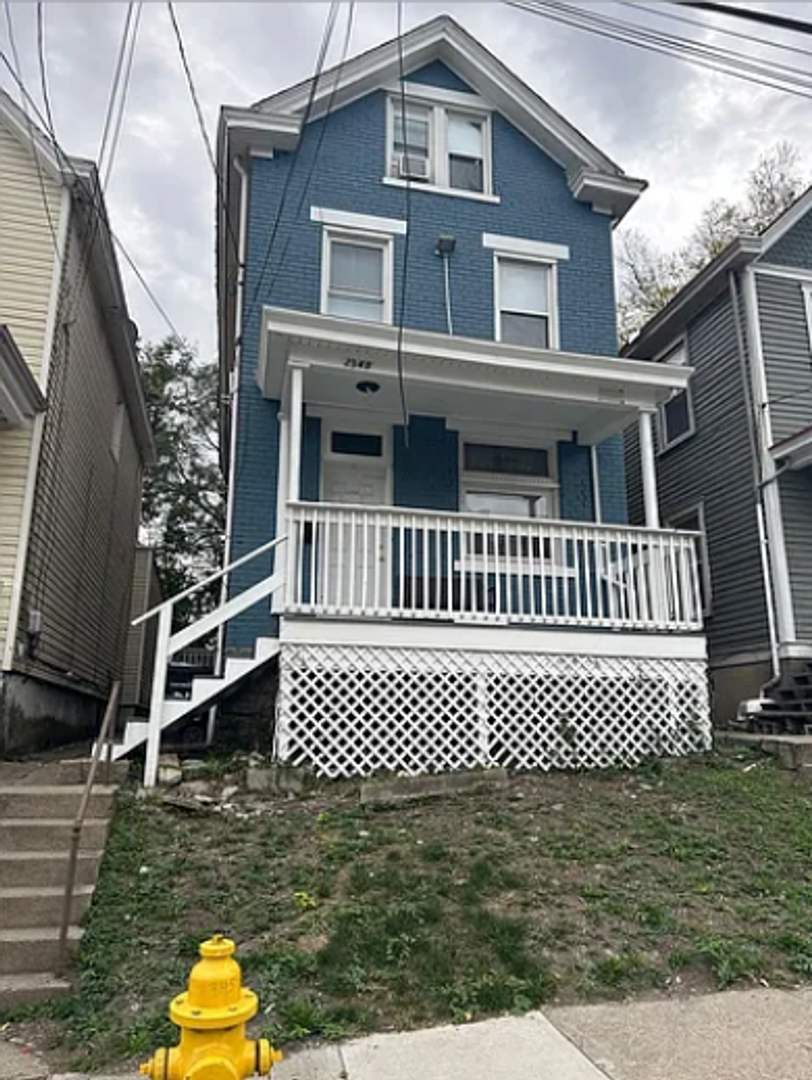 5 Bedroom House Available Next to UC Campus – photo 1