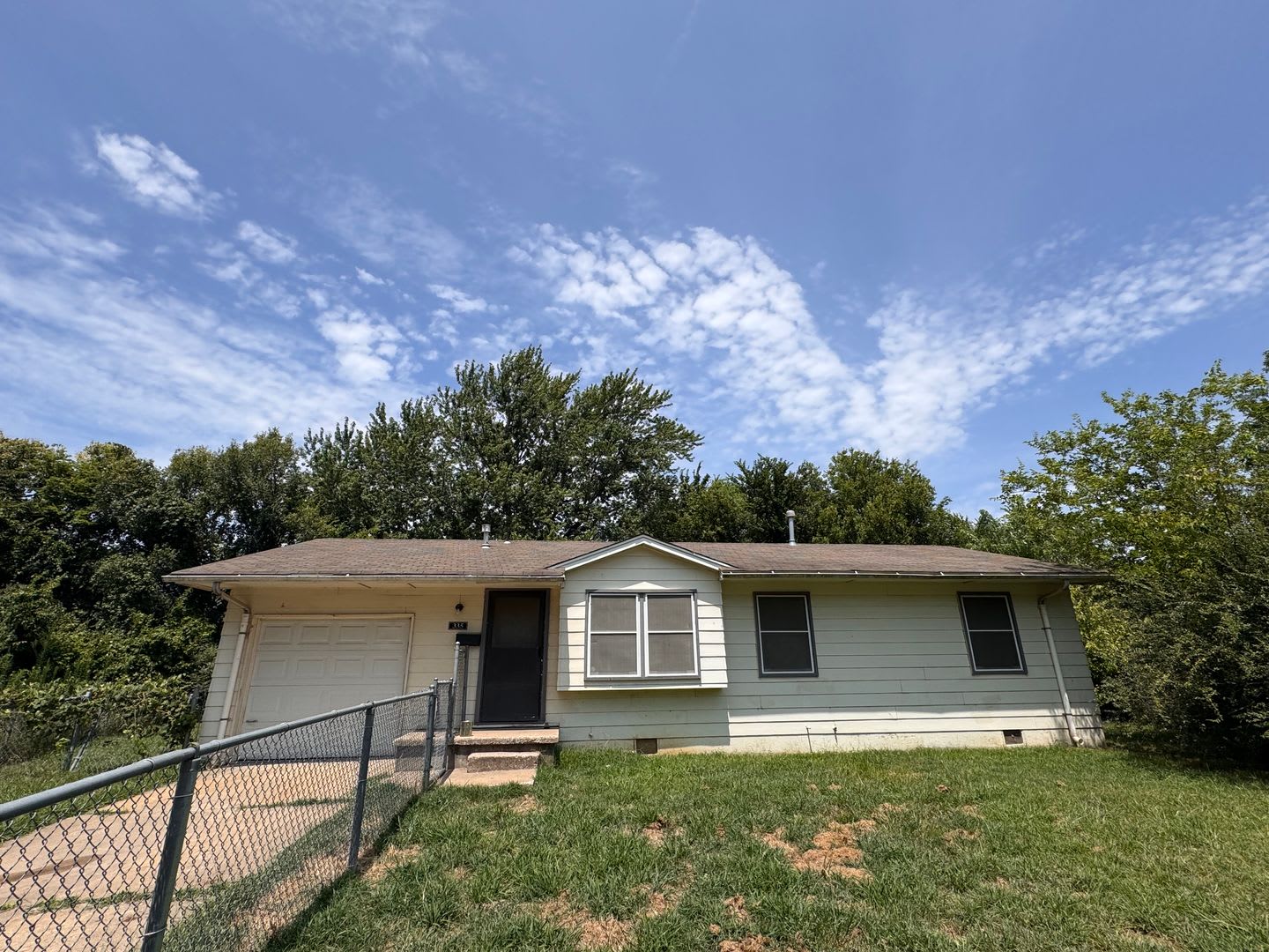 3 Bedroom Home Large Yard – photo 1