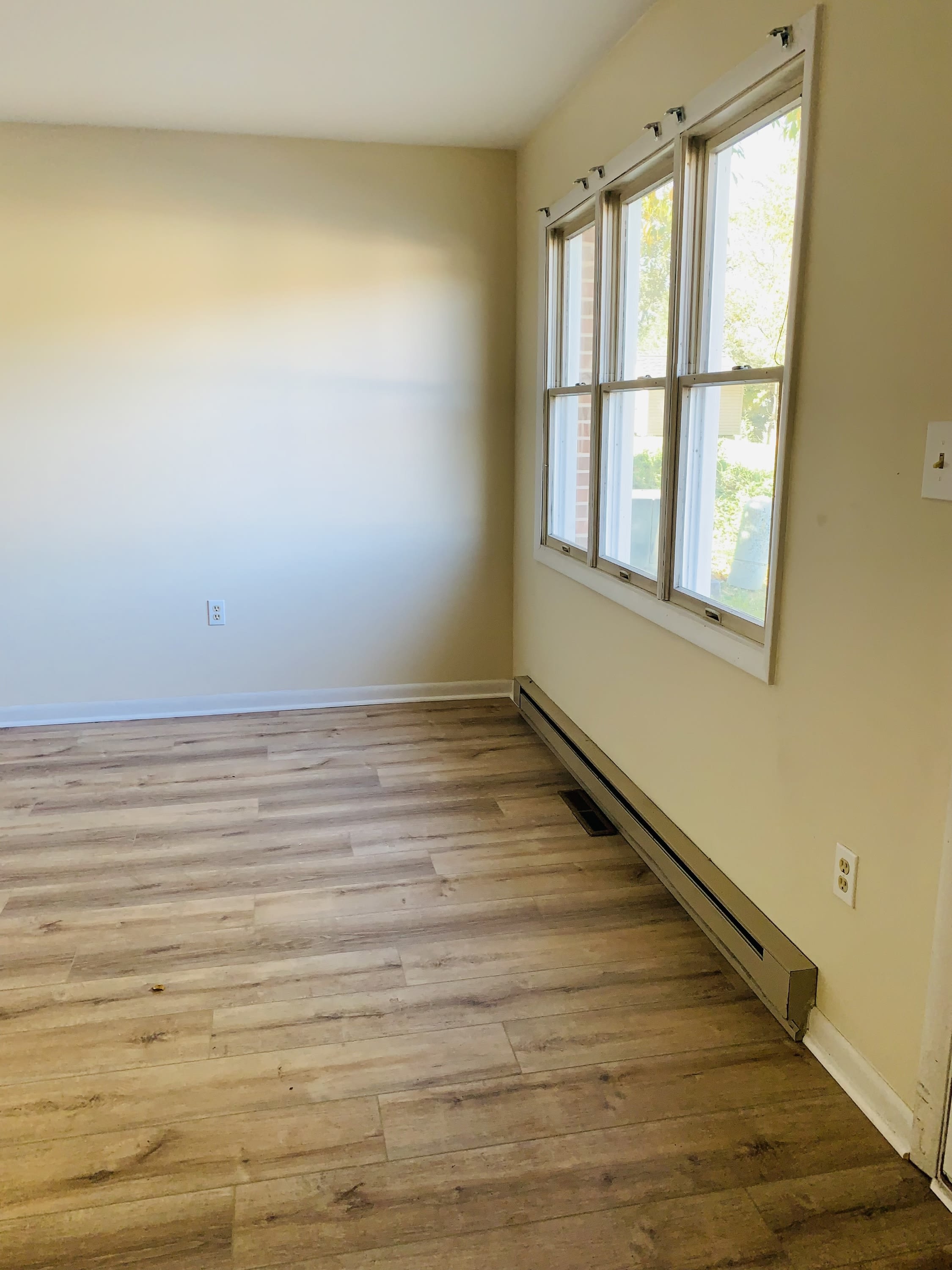 64 Queen Ave – photo 1 of 5