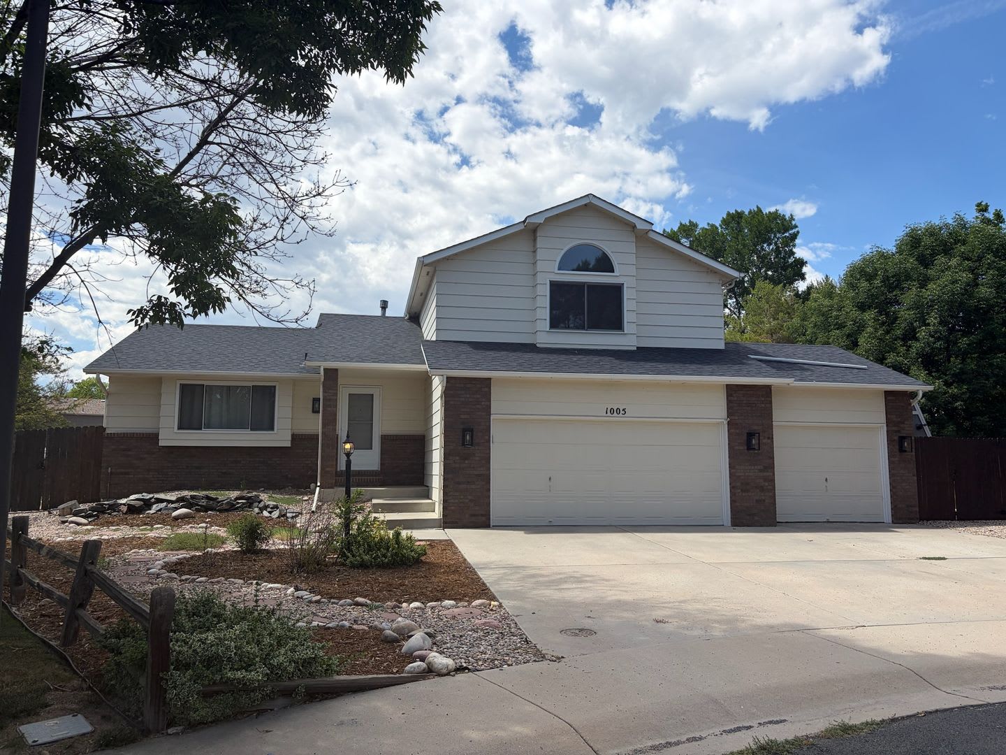 3-Bedroom Home on a Quiet Cul-de-Sac with 3-Car Garage – photo 1