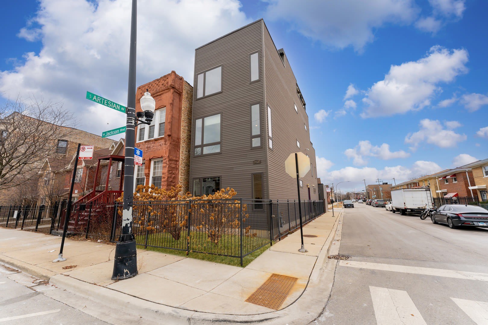 2437 W Jackson Boulevard – photo 1