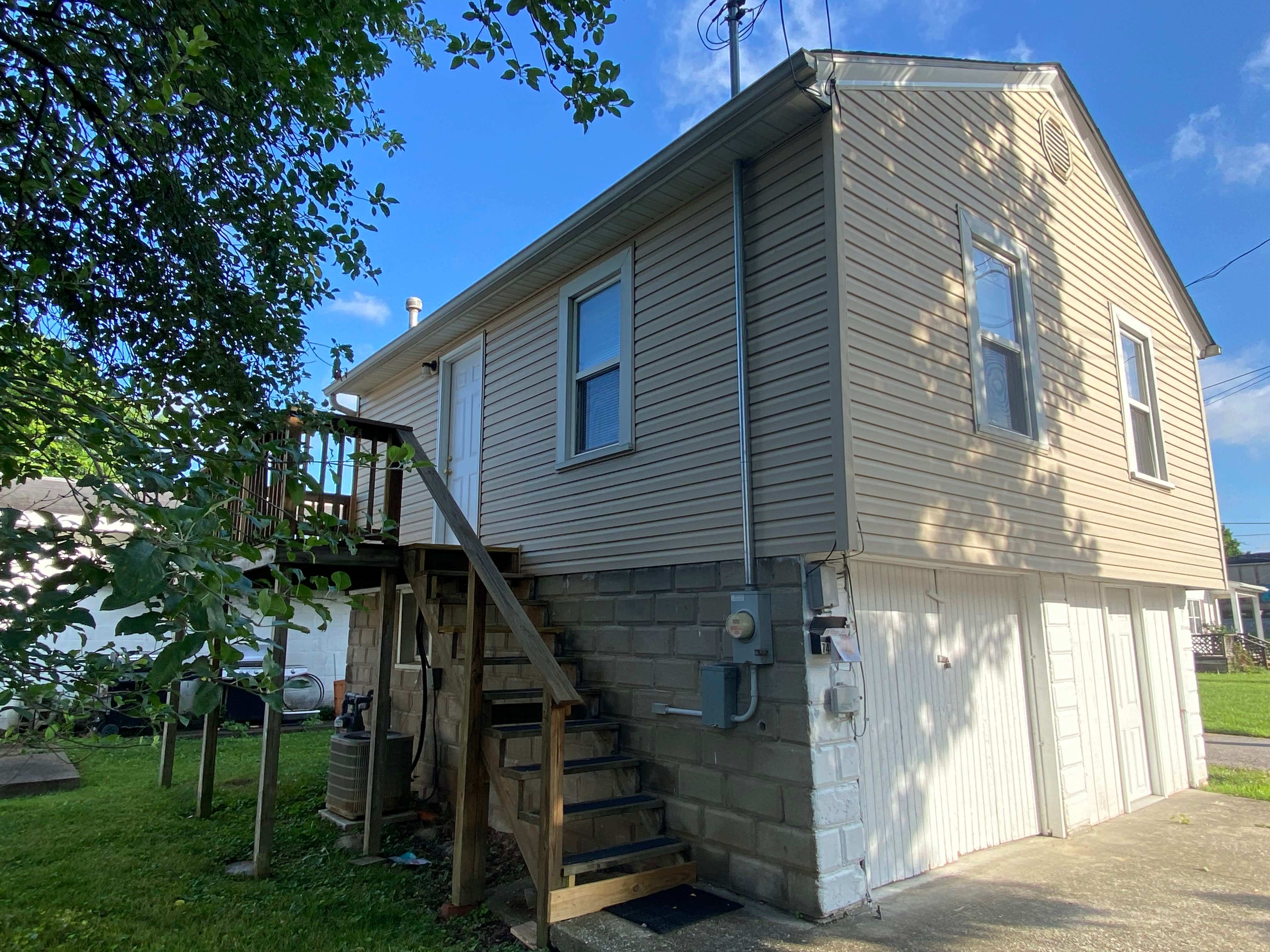 744 Lee St – photo 1 of 10