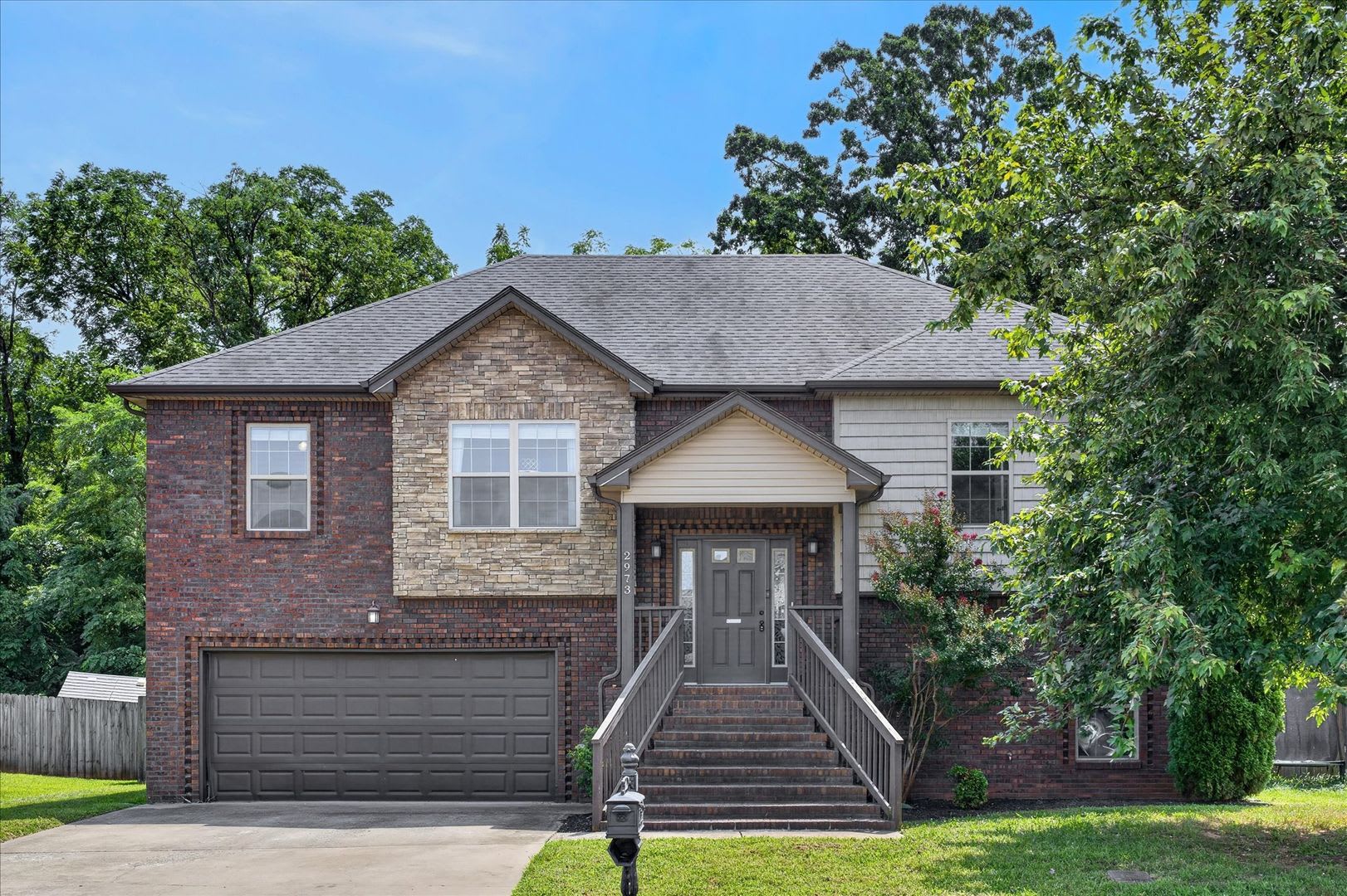 Pet Friendly Five Bedroom with Basement! – photo 1