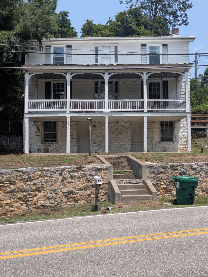 Single Family Home Minutes from Downtown Lexington – photo 1 of 16