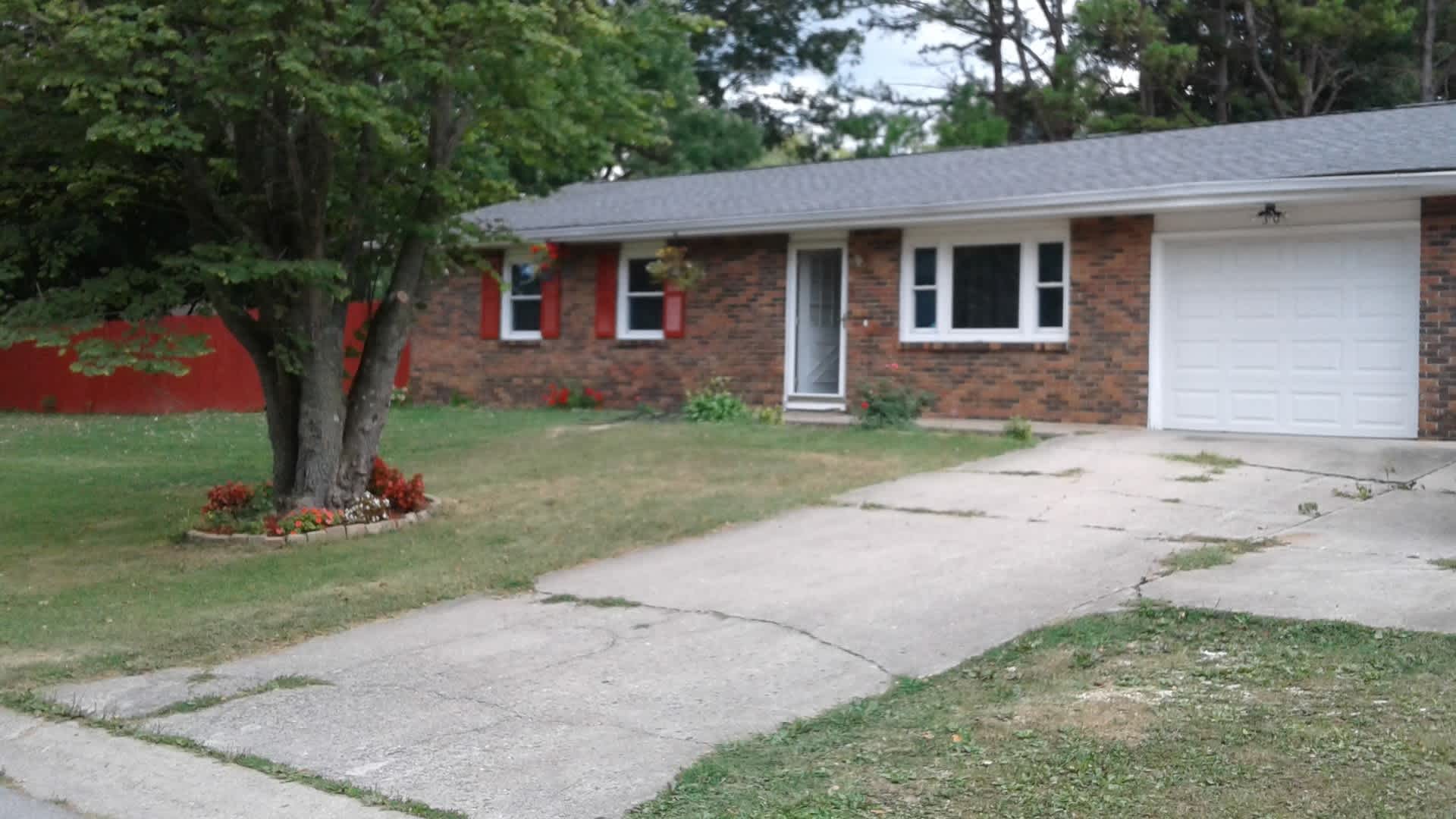 Cozy 3 Bedroom Ranch Ellettsville – photo 1 of 10