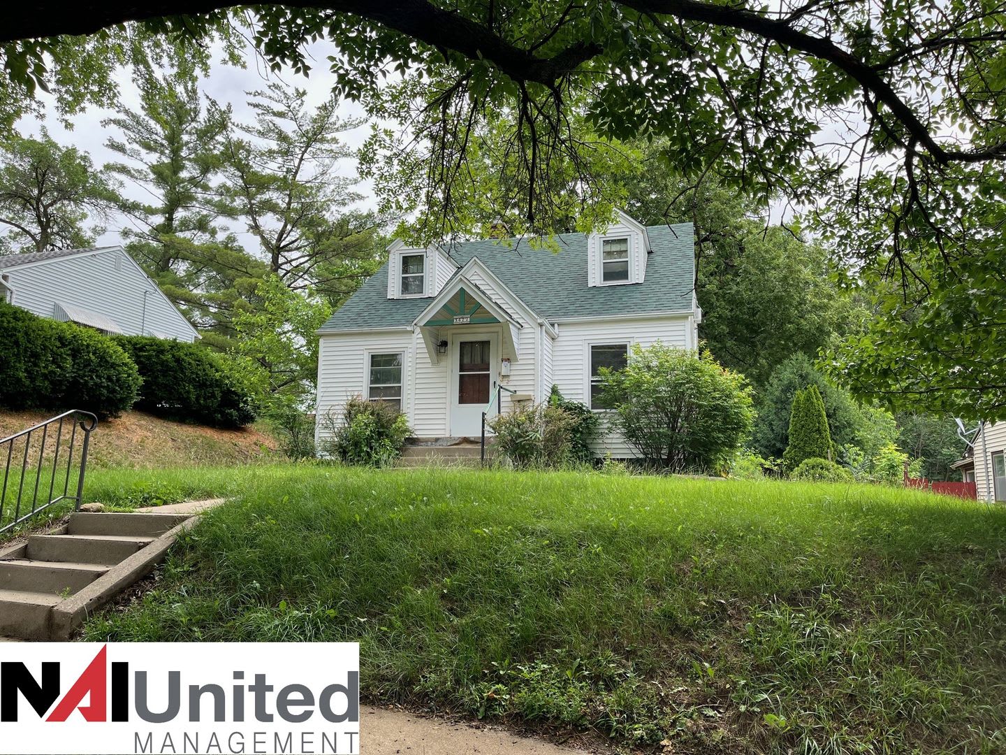 Three bedroom, one bathroom home for rent – photo 1