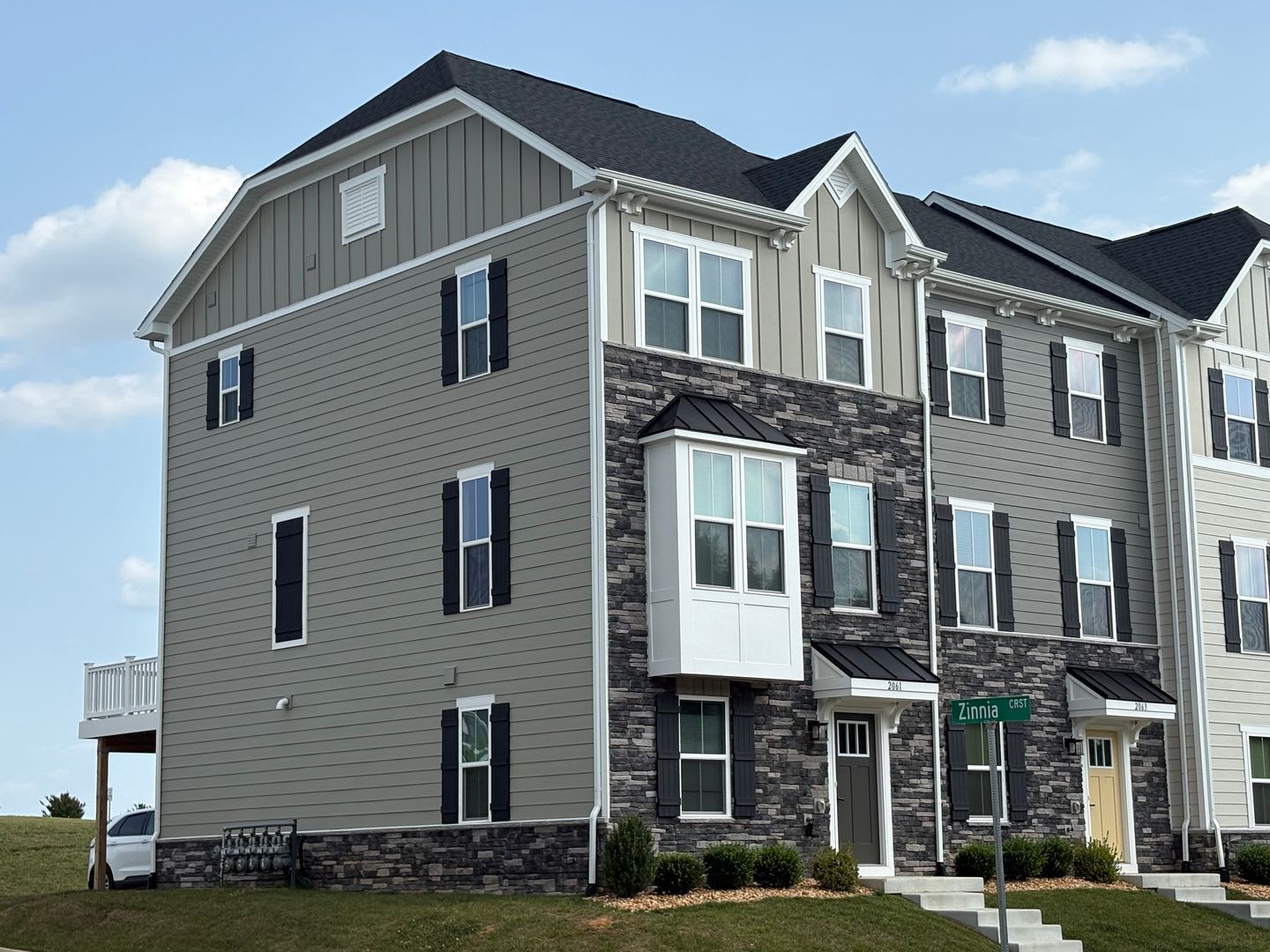 End-unit Townhouse with mountain views – photo 1 of 26
