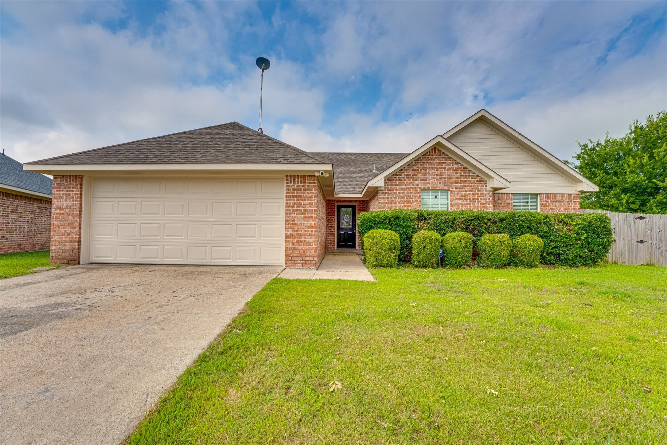 2206 Kaitlyn Circle – photo 1 of 33