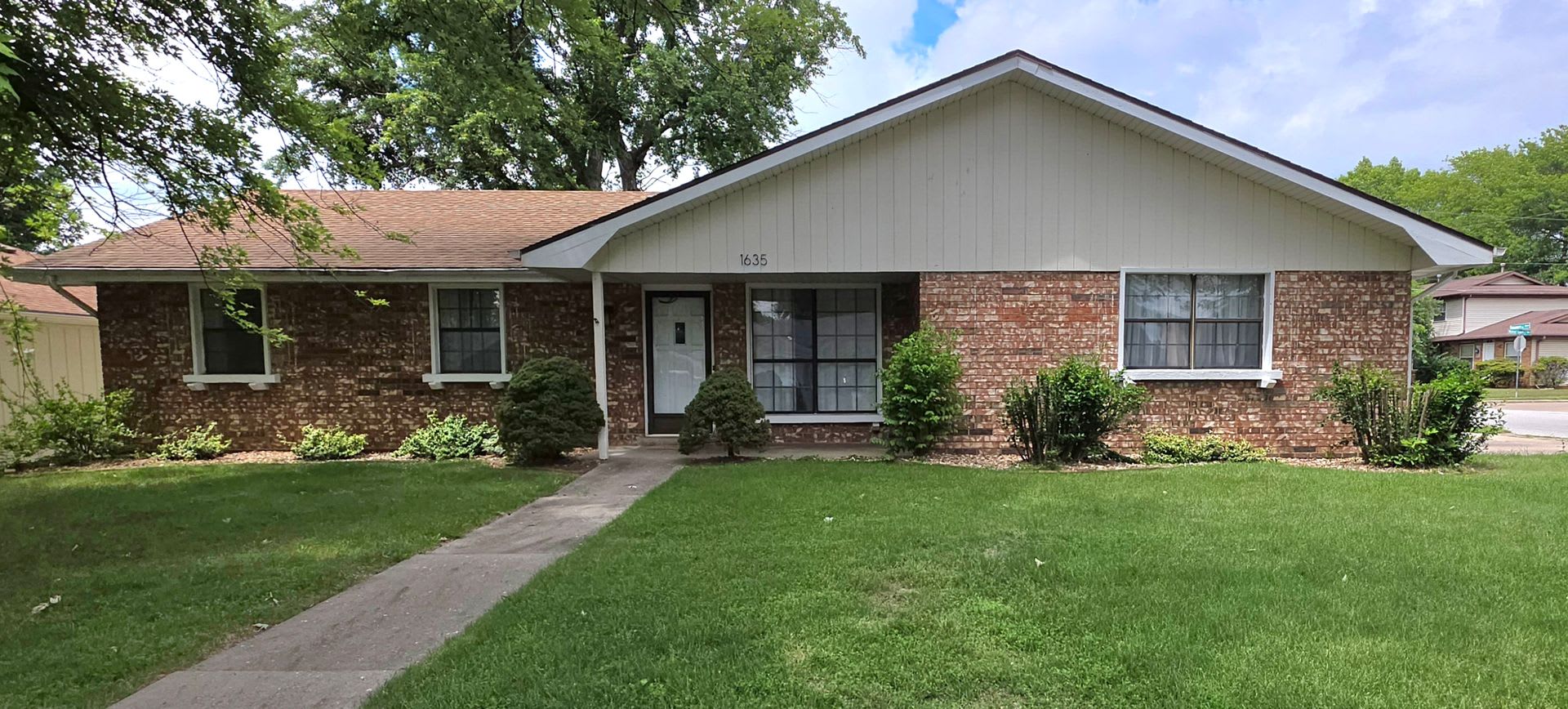3 Bedrooms! 2 Living areas! close to Mall! $1695 – photo 1