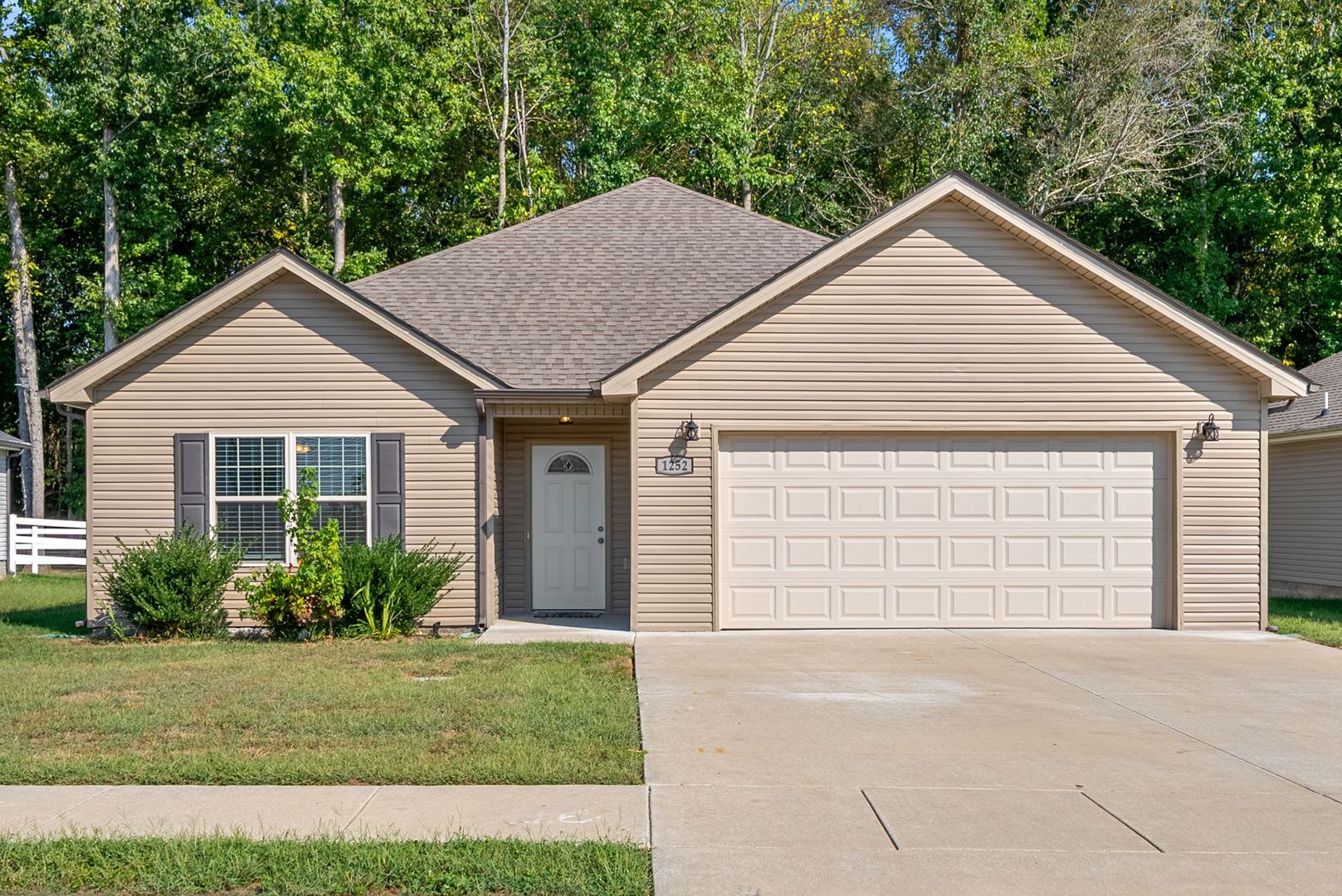 Pet Friendly Three Bedroom! Six Month Lease Only! – photo 1