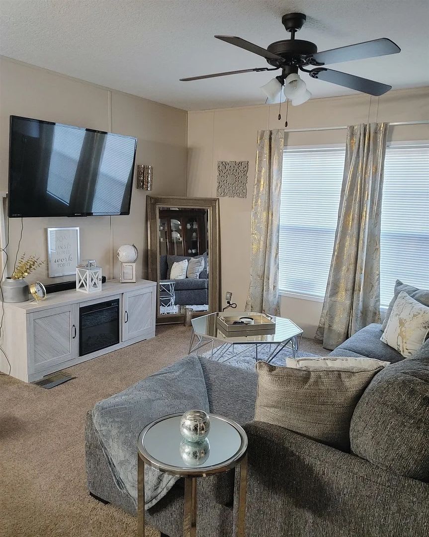 Room In 4 Bedroom Home At Robin Ln – photo 1 of 227