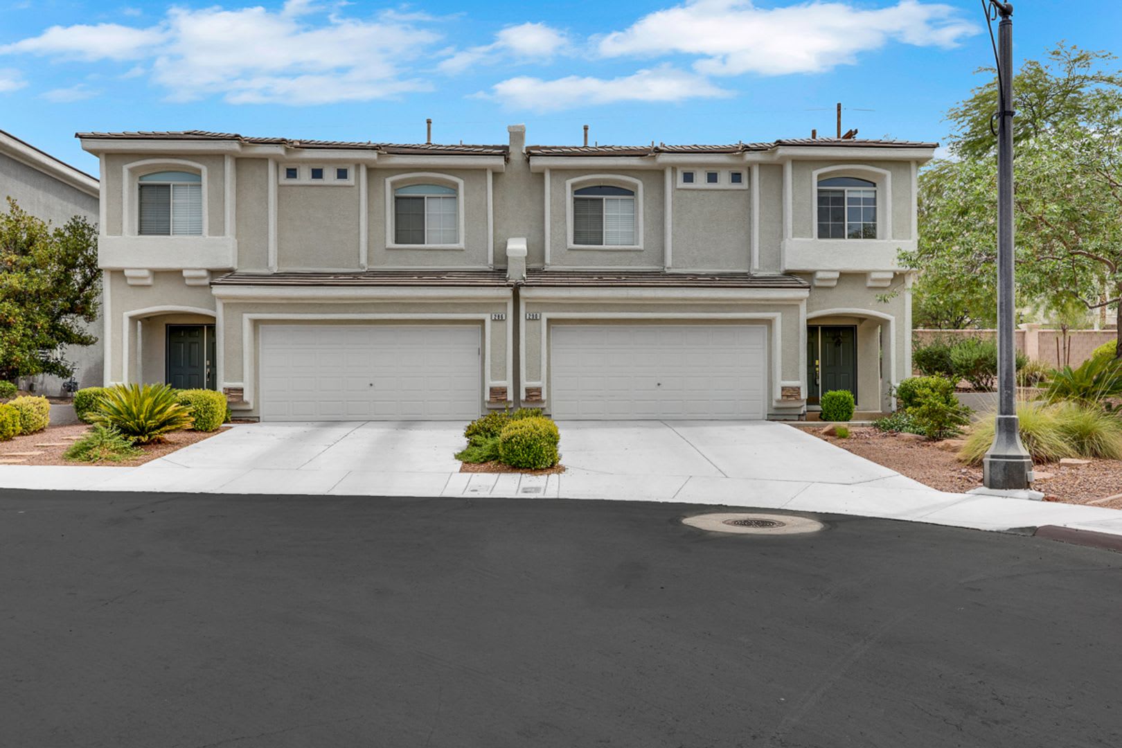 Large Townhouse In Henderson – photo 1