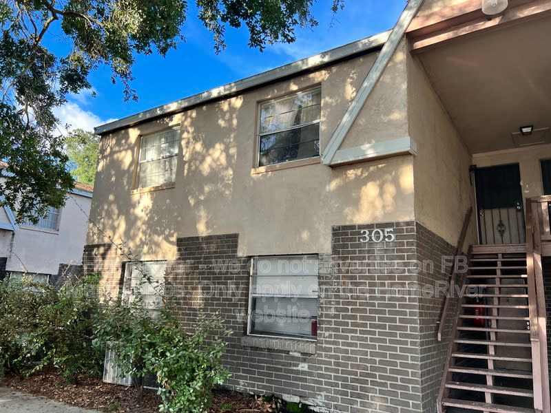 305 E Whitehall Ct – photo 1