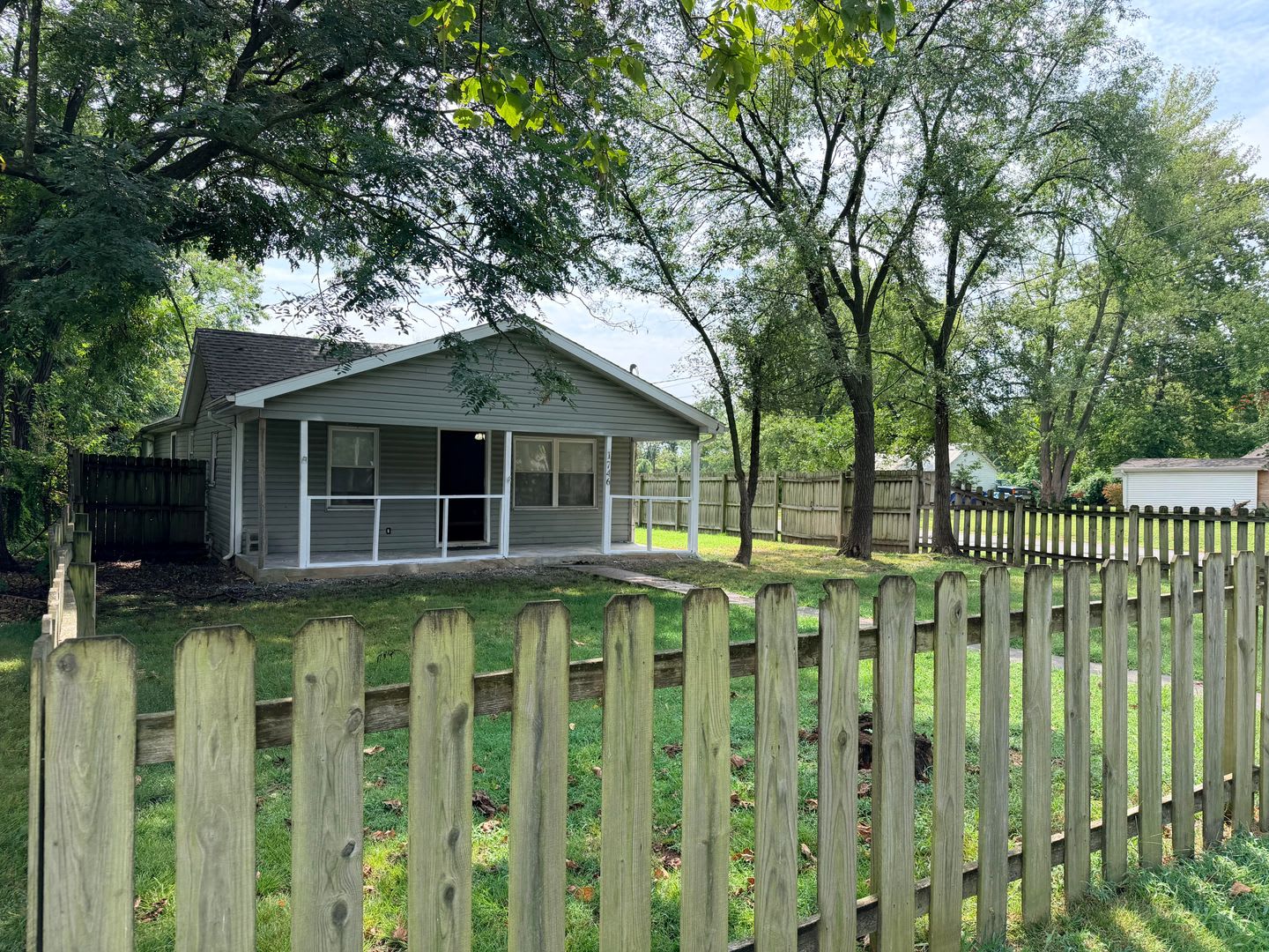 3 Bedroom 2 Bathrooms with Fully Fenced In Yard AVAILABLE NOW!!! – photo 1