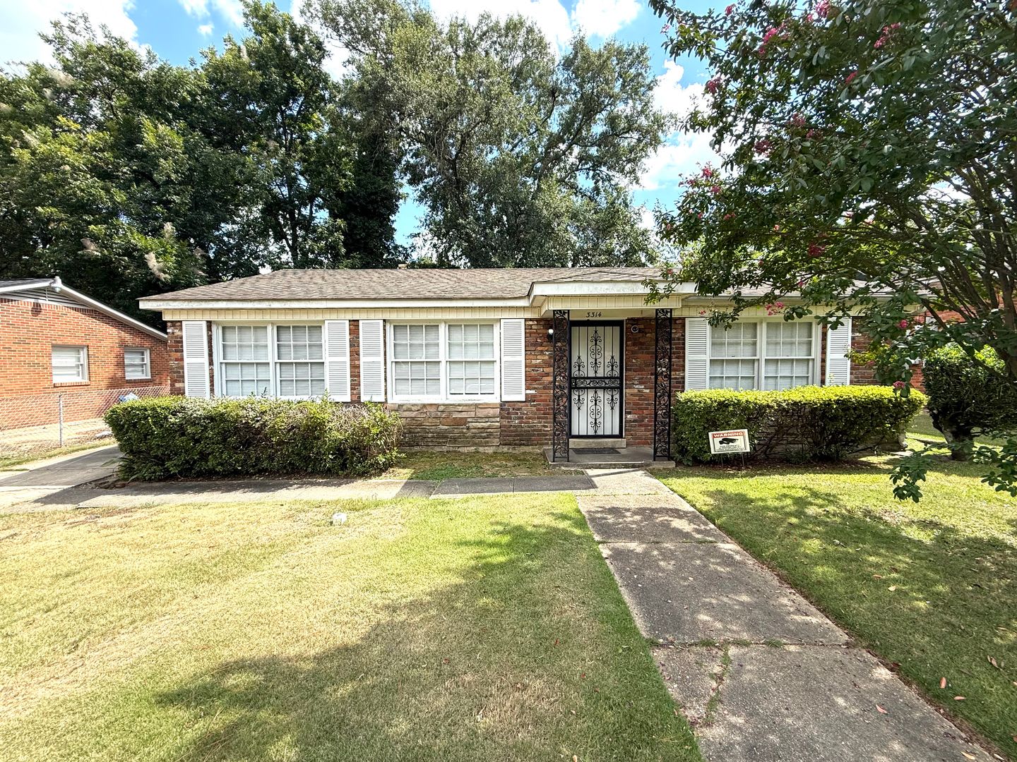 ** 3 bed 2 bath Forest Hills ** Call the self-showing number to schedule a tour – photo 1