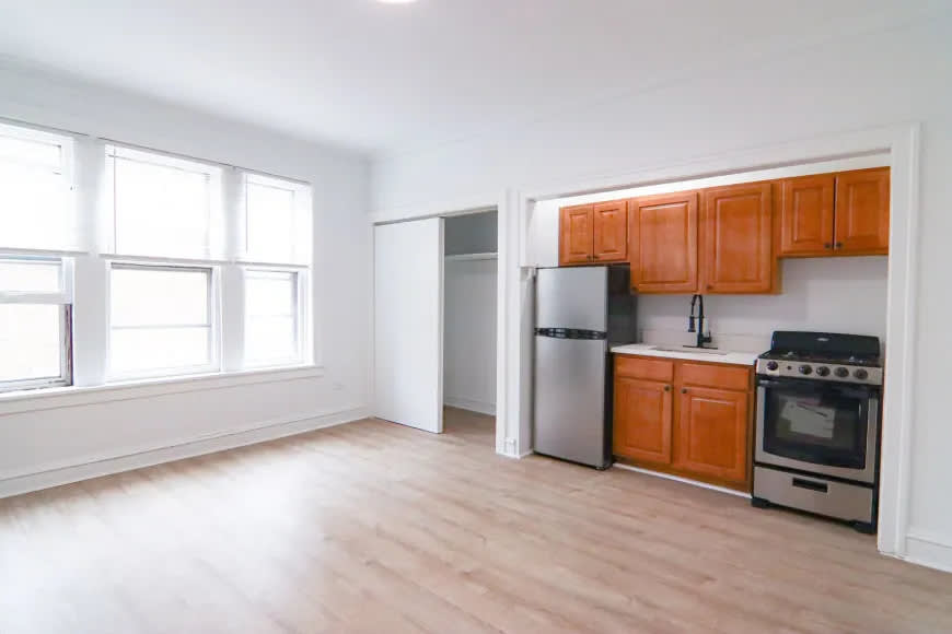 905-915 West Carmen Ave. – photo 1