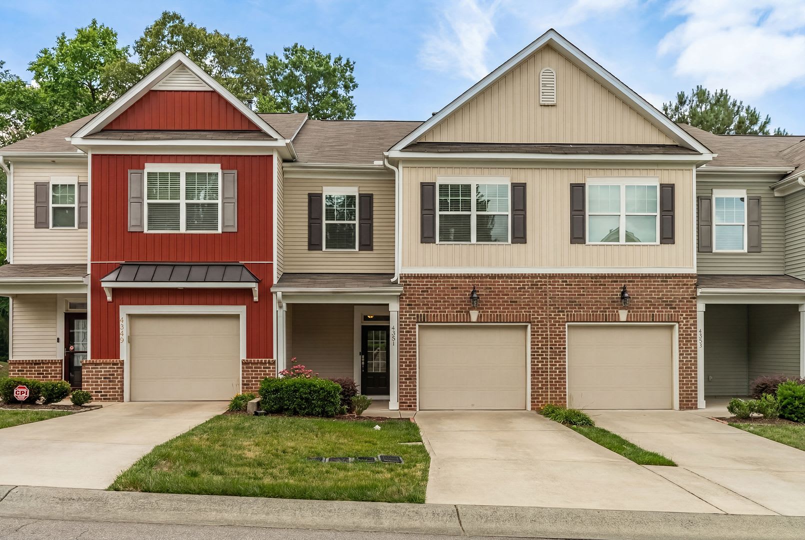 3be / 2.5ba Townhouse with Screened Porch and Community Pool in North Durham – photo 1