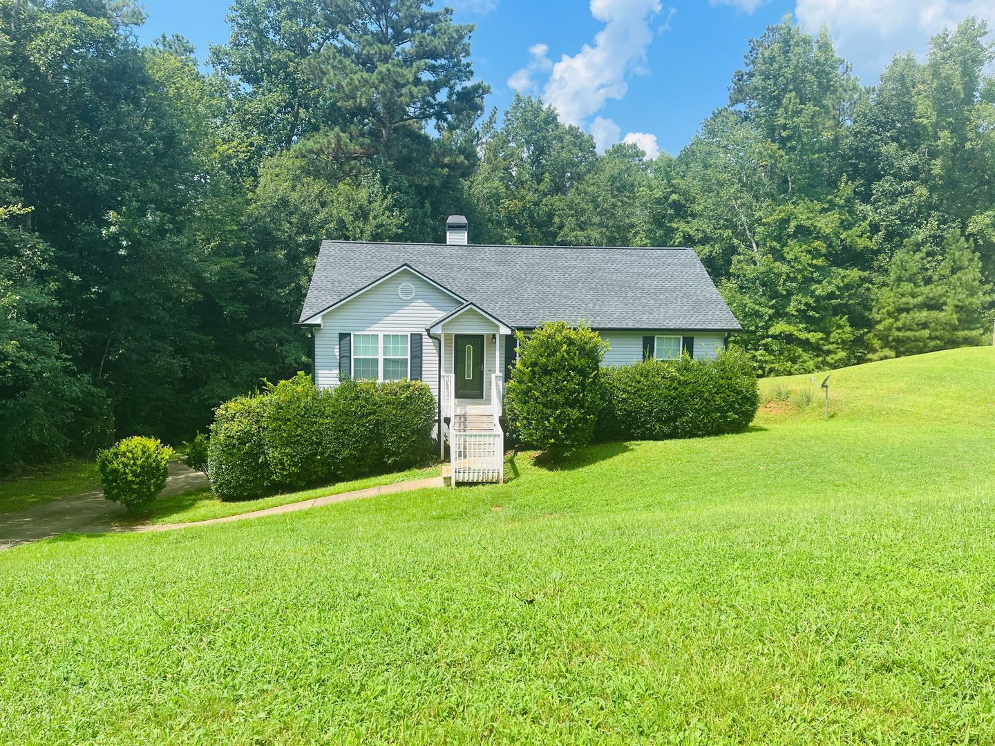 WOW! Newly renovated 4 bedroom, 3 bathroom home in Newnan! Must See – photo 1