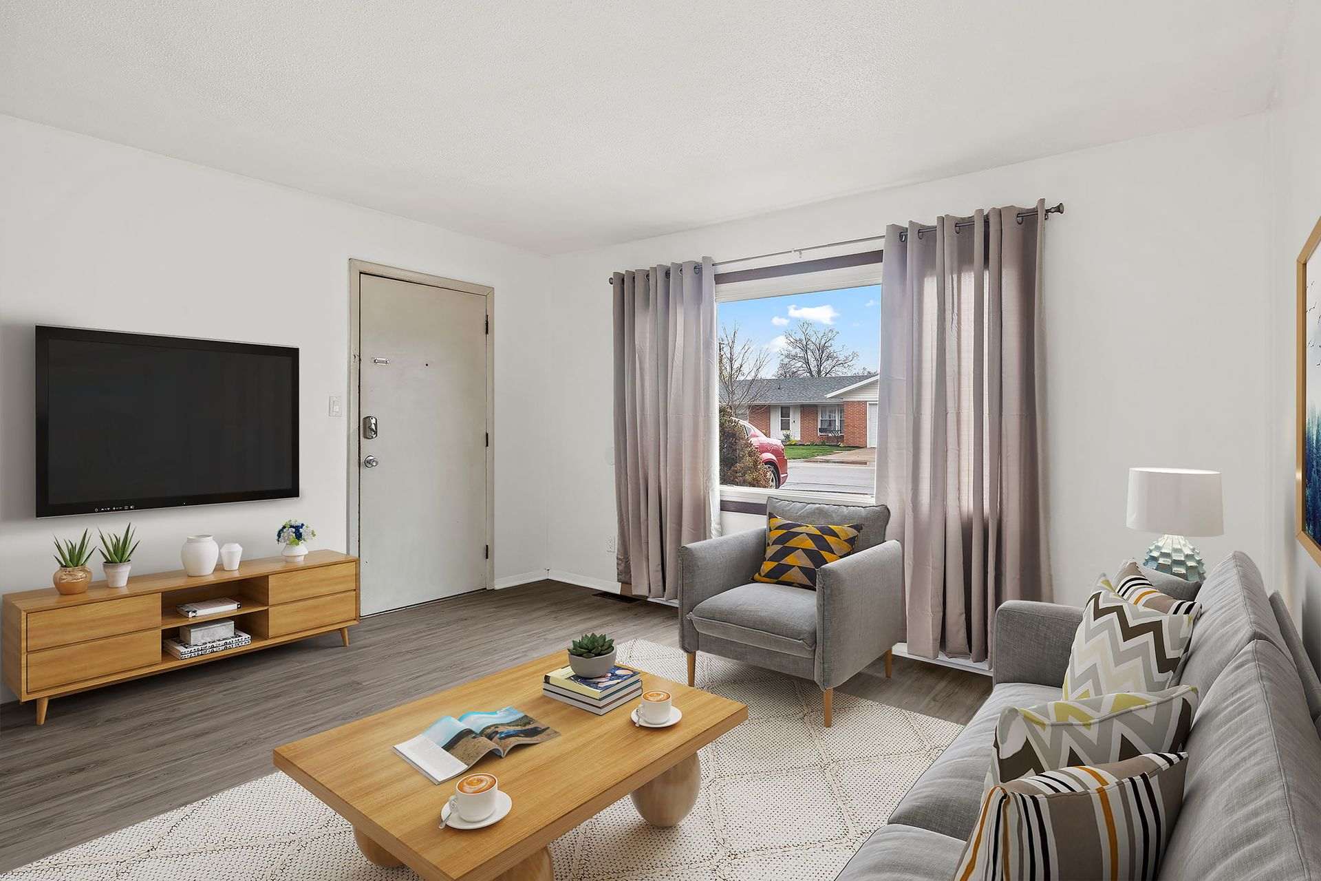 Hollyglen Apartments – photo 1 of 6