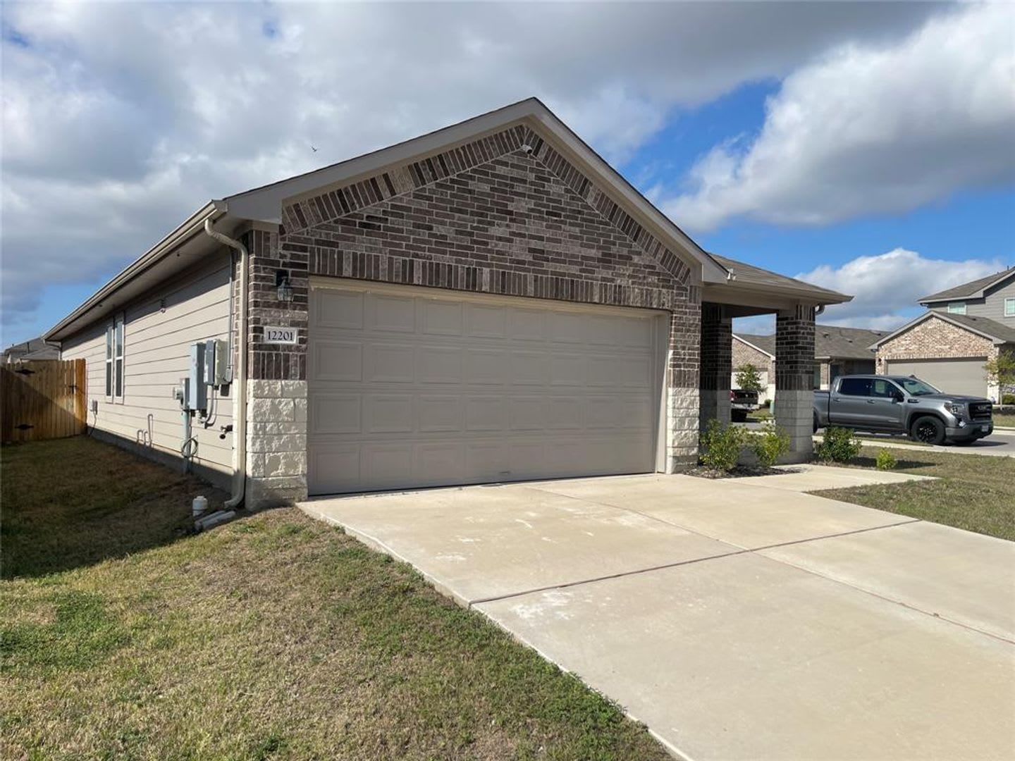 Ranch-style house available in Elgin – photo 1 of 11