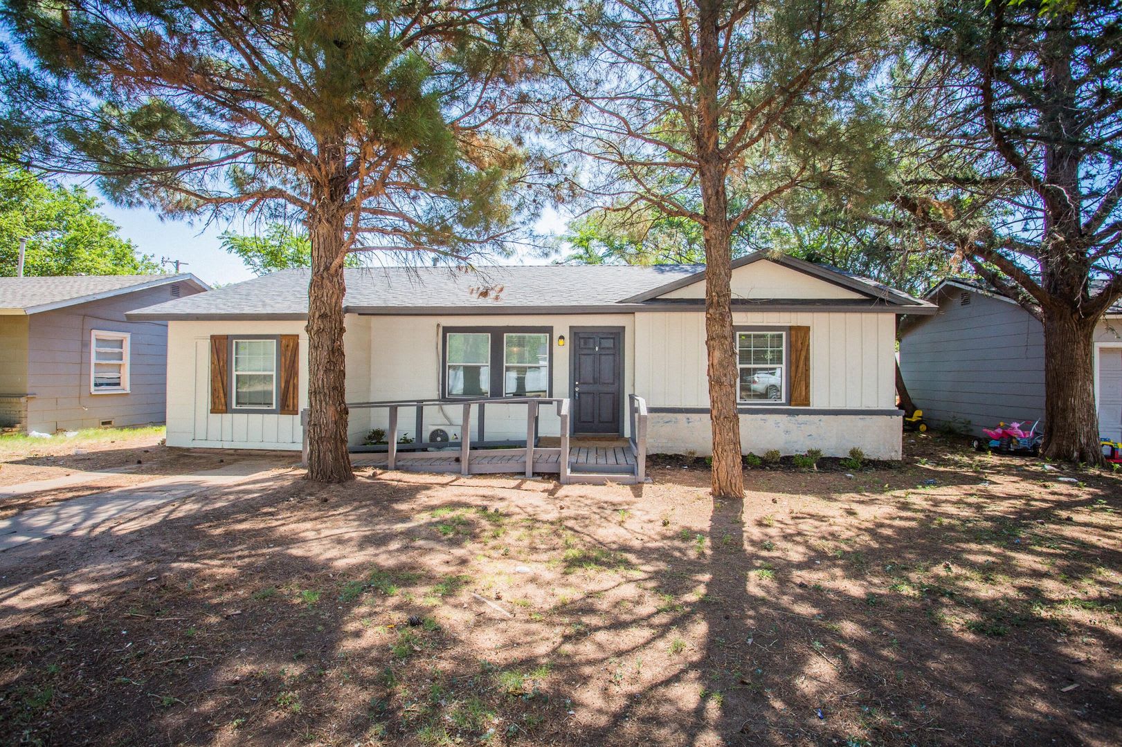 Spacious 4 Bed 2 Bath with Big Backyard – photo 1