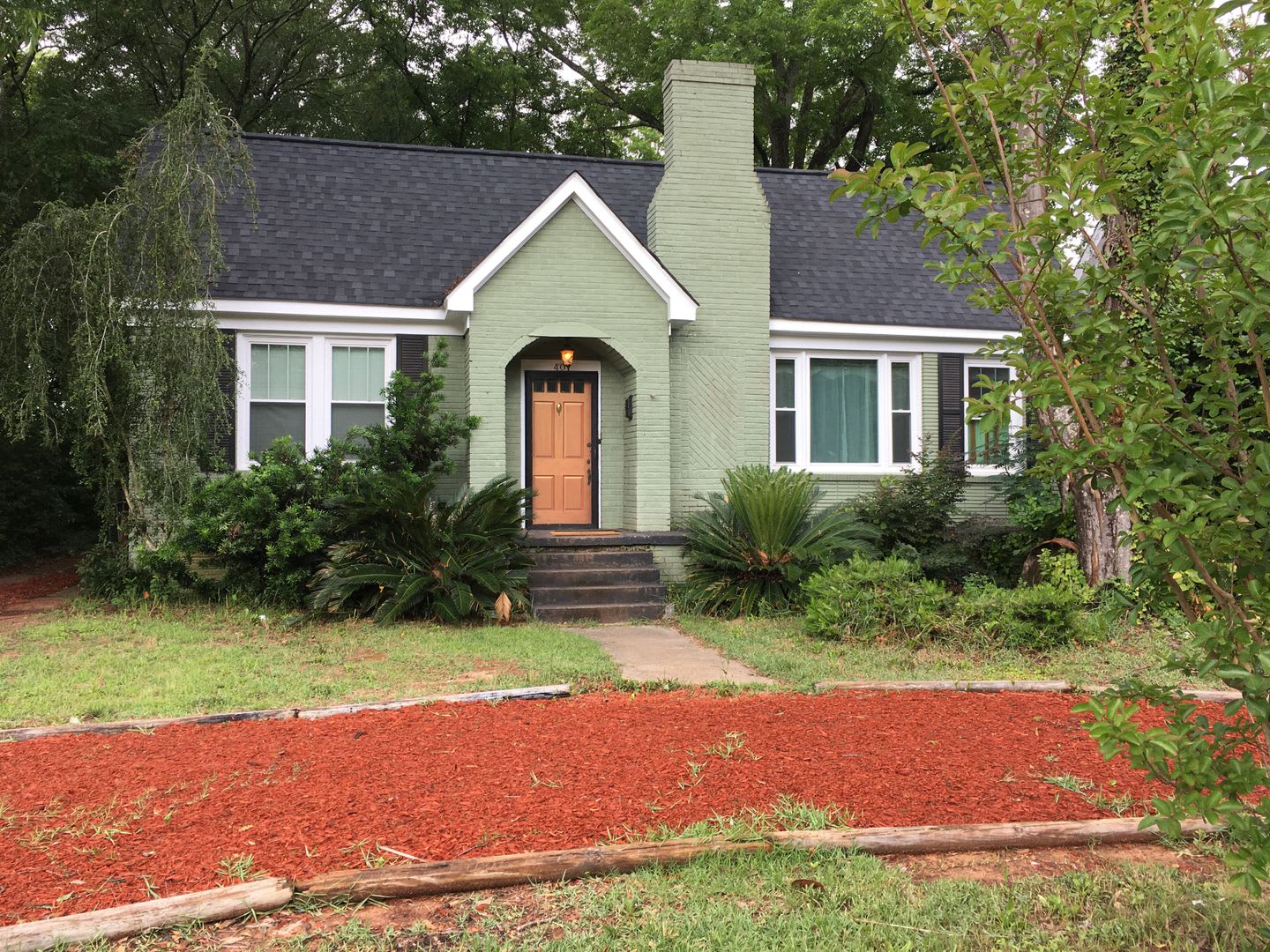 4 Bedrooms and 3 Full Baths House plus garage apartment – photo 1