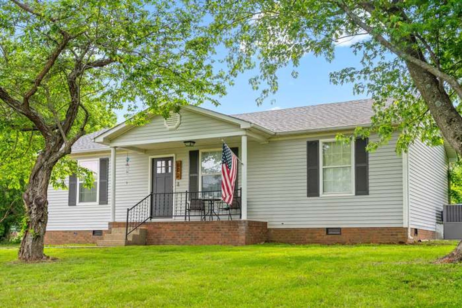 Welcome Home to 602 Artic Ave. – photo 1