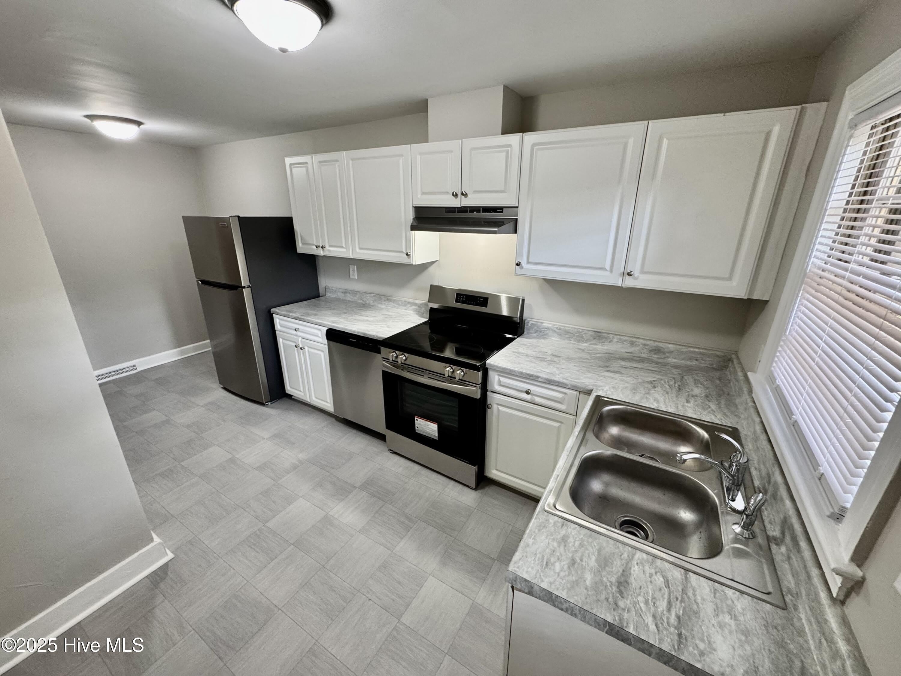 2506 E 3rd Street – photo 1