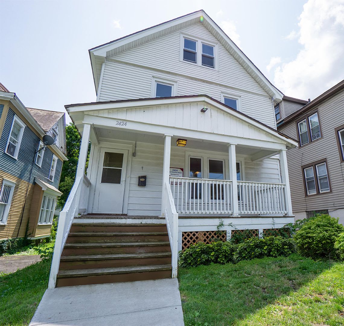2424 E Genesee – photo 1