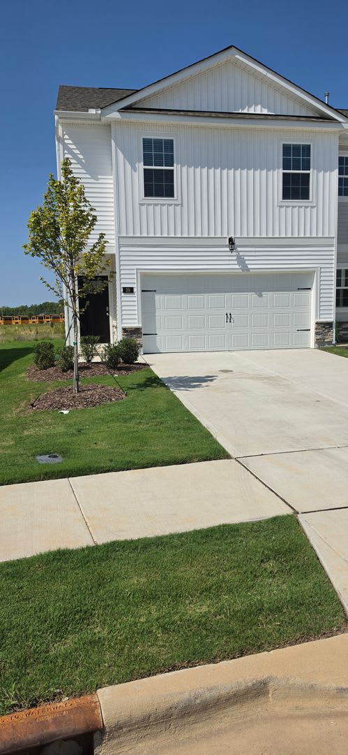 Beautiful New End-Unit 4BR Townhome for Military Tenant – photo 1