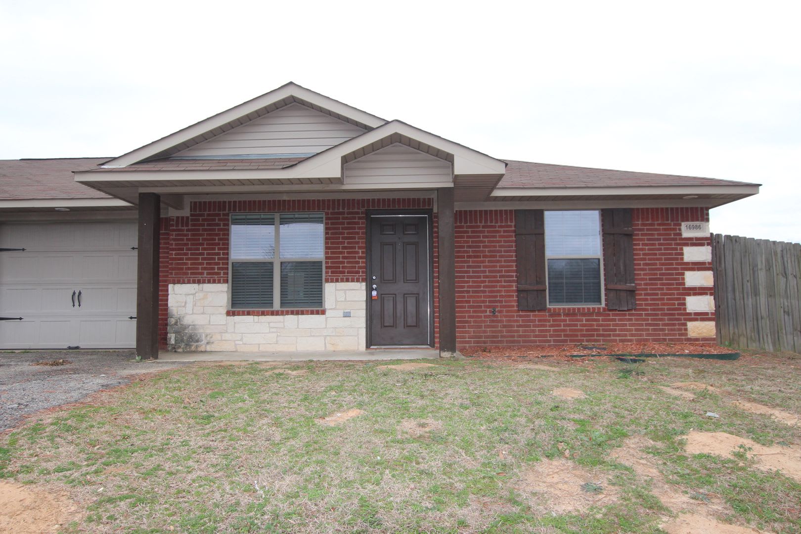 2 Bedroom Duplex for Rent in Lindale! Tour Today! – photo 1