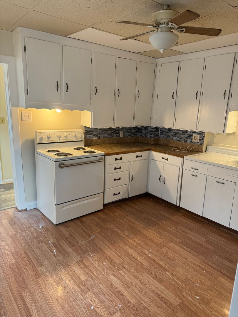 3 bedroom, 1 bath, 2 story half double house – photo 1