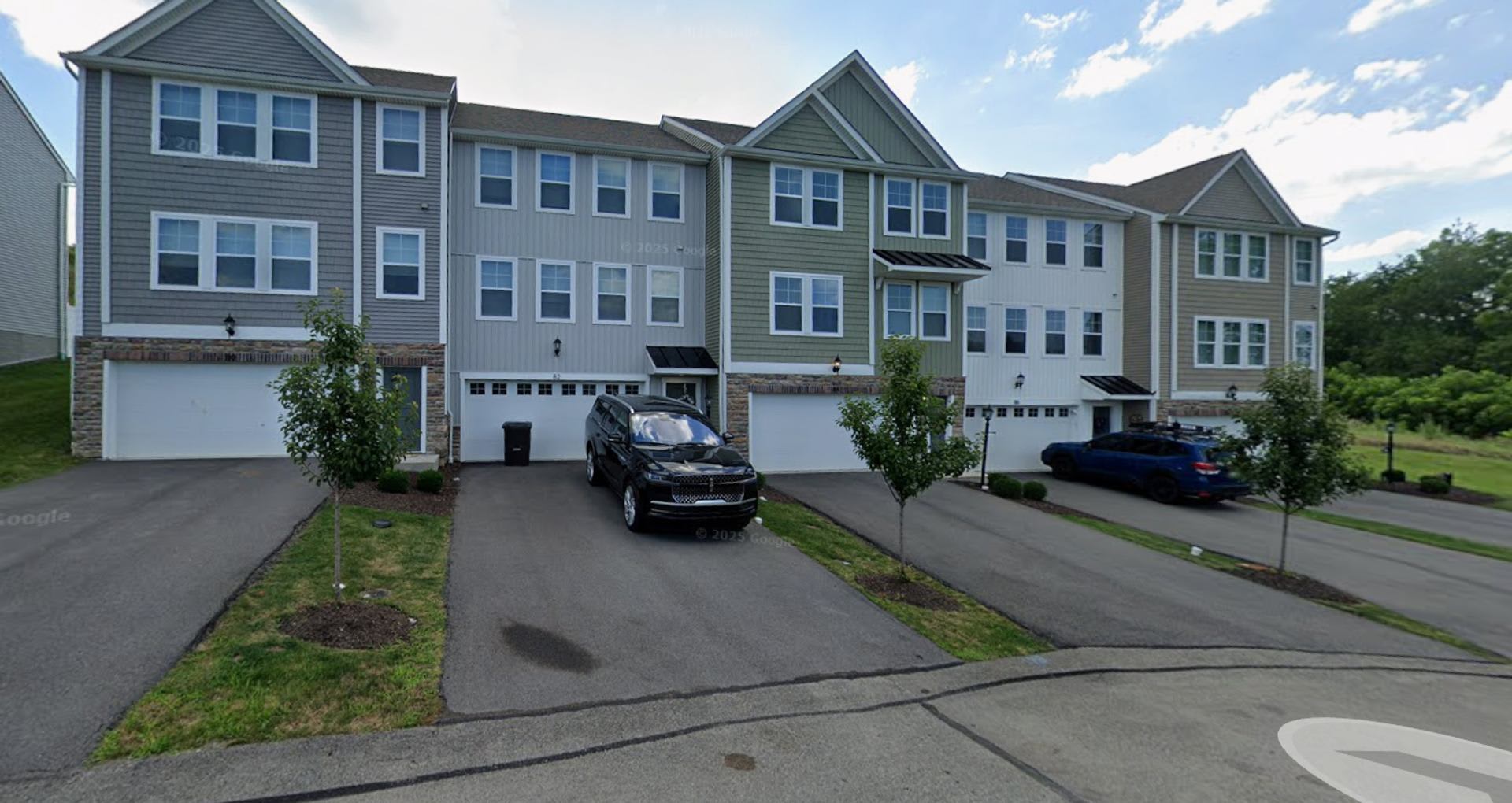 Stunning 3 Bed Townhome with 2 Car Garage in Washington! – photo 1 of 18