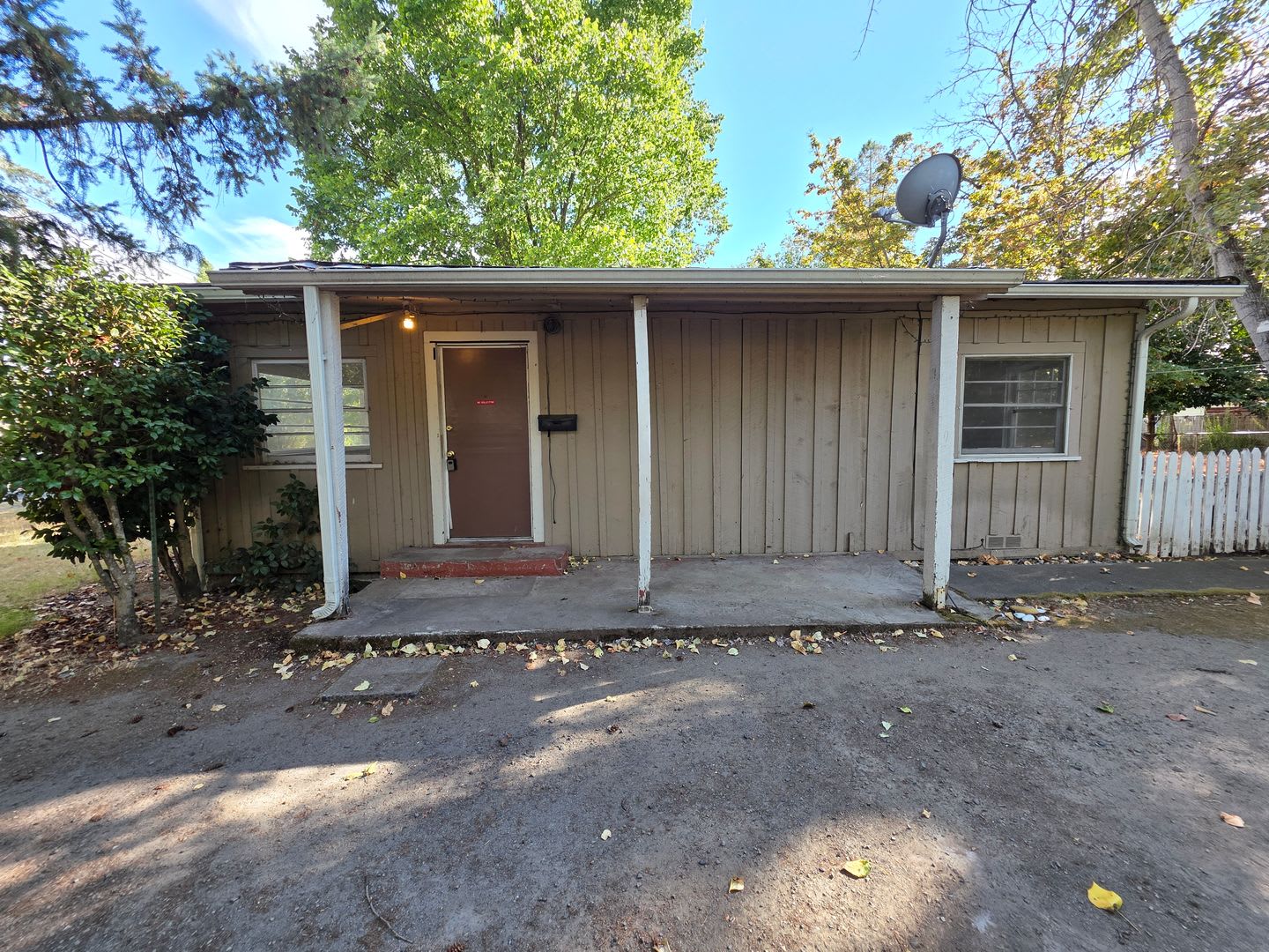 Cozy 2 Bed, 1 Bath Home in Grants Pass – photo 1 of 10
