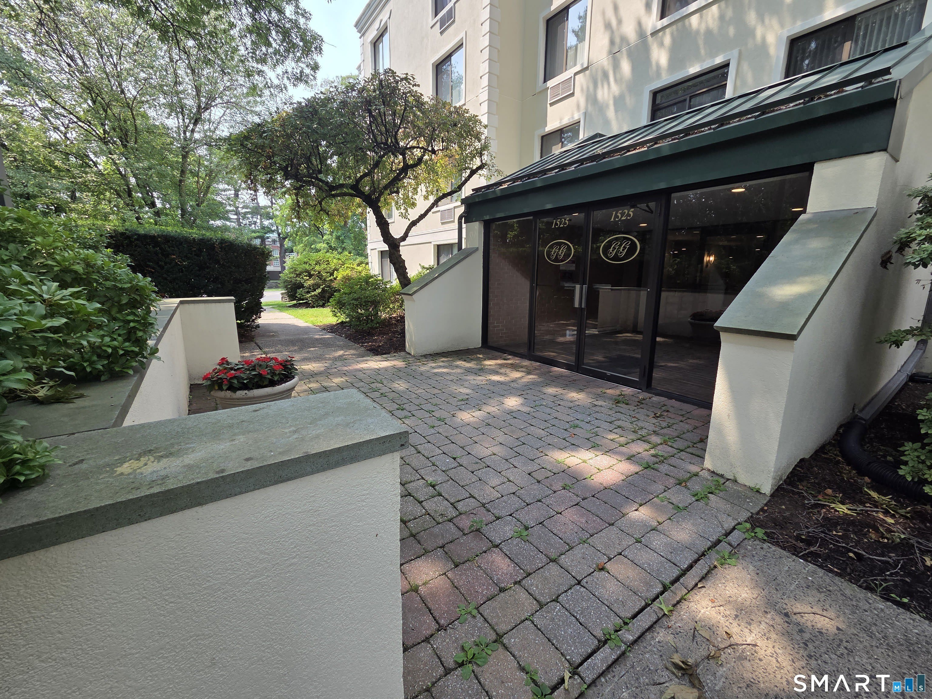 1525 E Putnam Avenue – photo 1 of 15