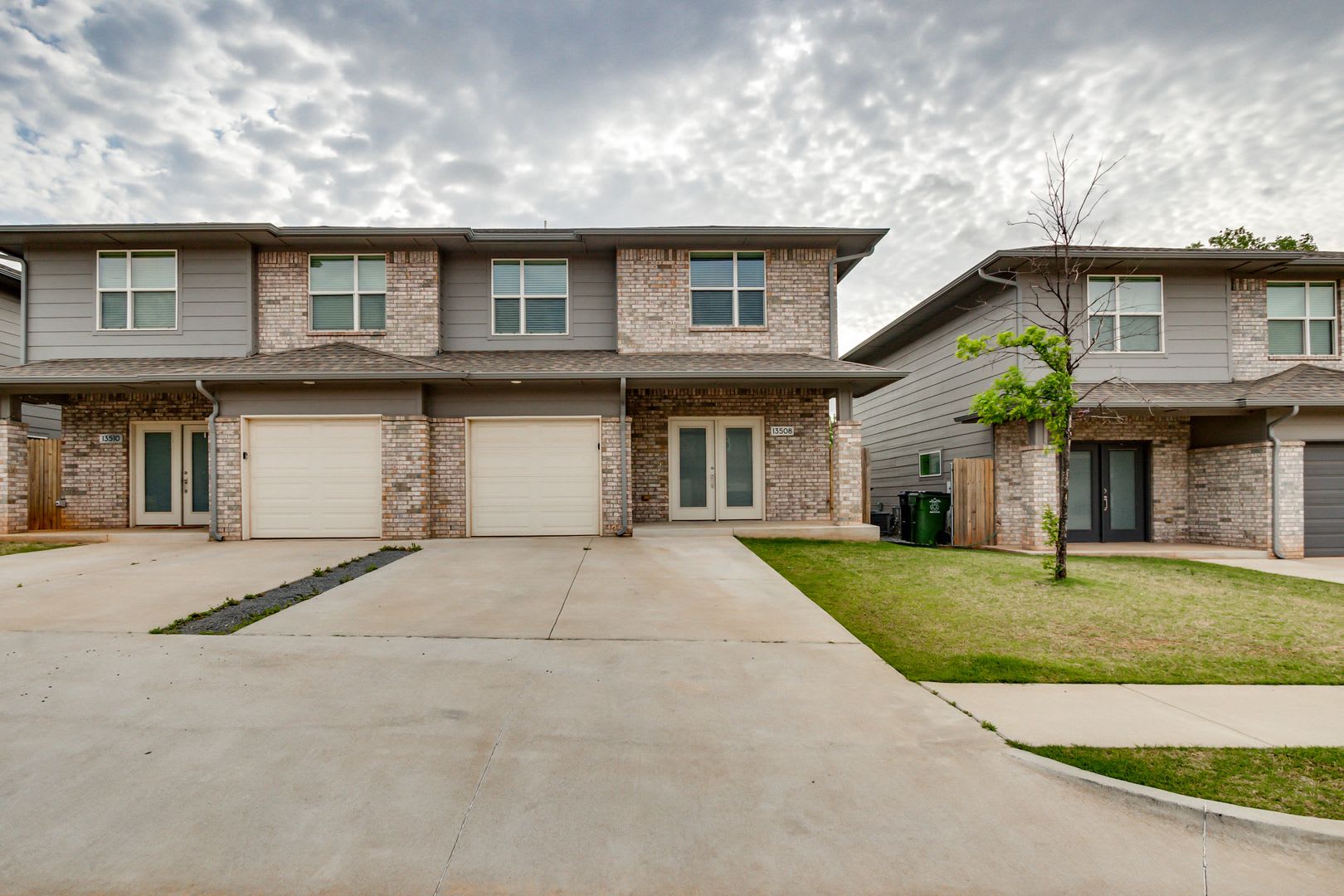 Large 3 Bed 2.5 Bath Duplex Includes Office Space (See Contact Info Below) – photo 1