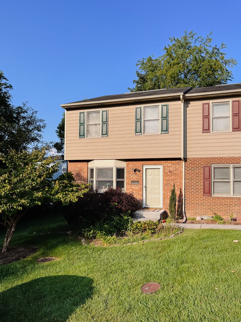 3 Bedroom, 2 Bath Townhouse – photo 1