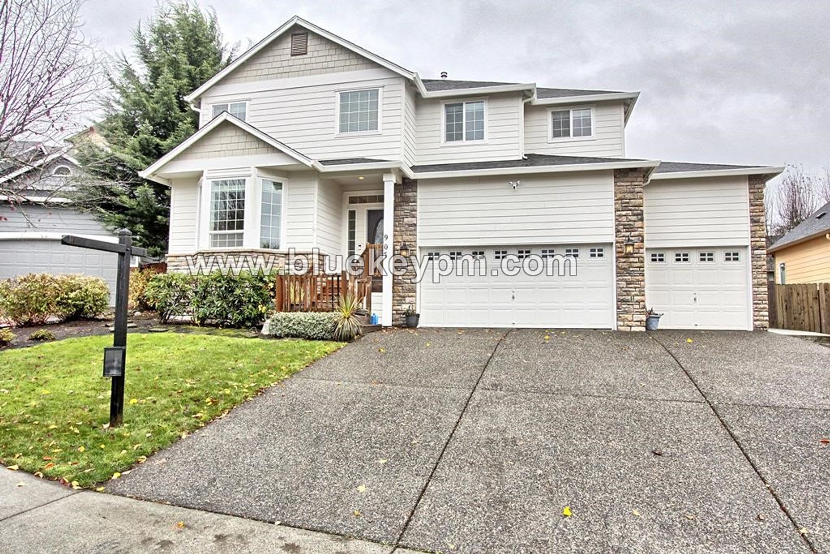 4 Bed 2 5 Baths Home With Primary Suite On Main Floor In Ridgefield – photo 1 of 51