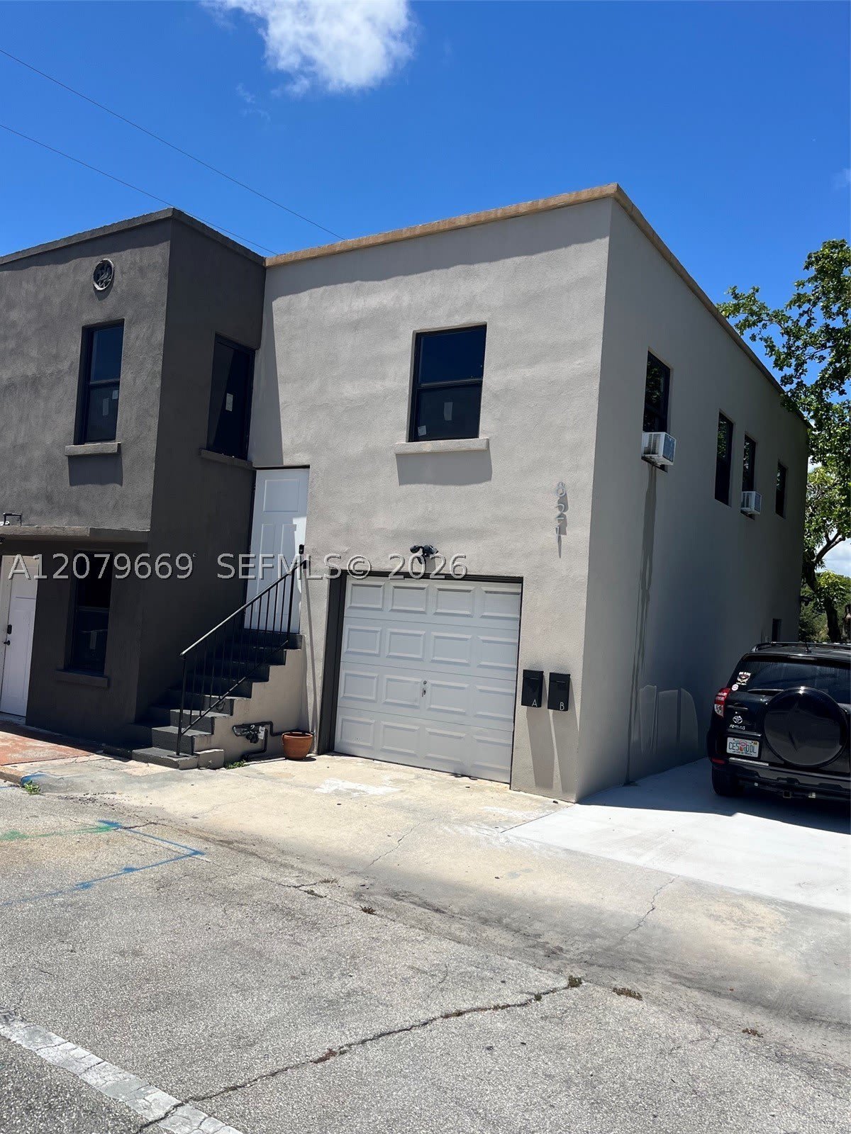821 N Tamarind Ave – photo 1