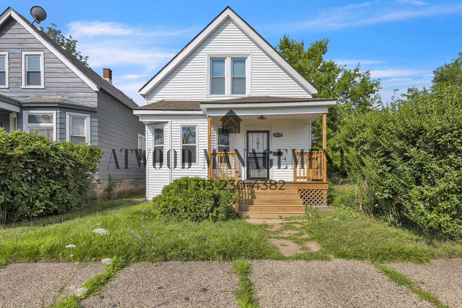 This beautifully updated 3-bedroom, 2-bath single-family home is ready for move-in! – photo 1