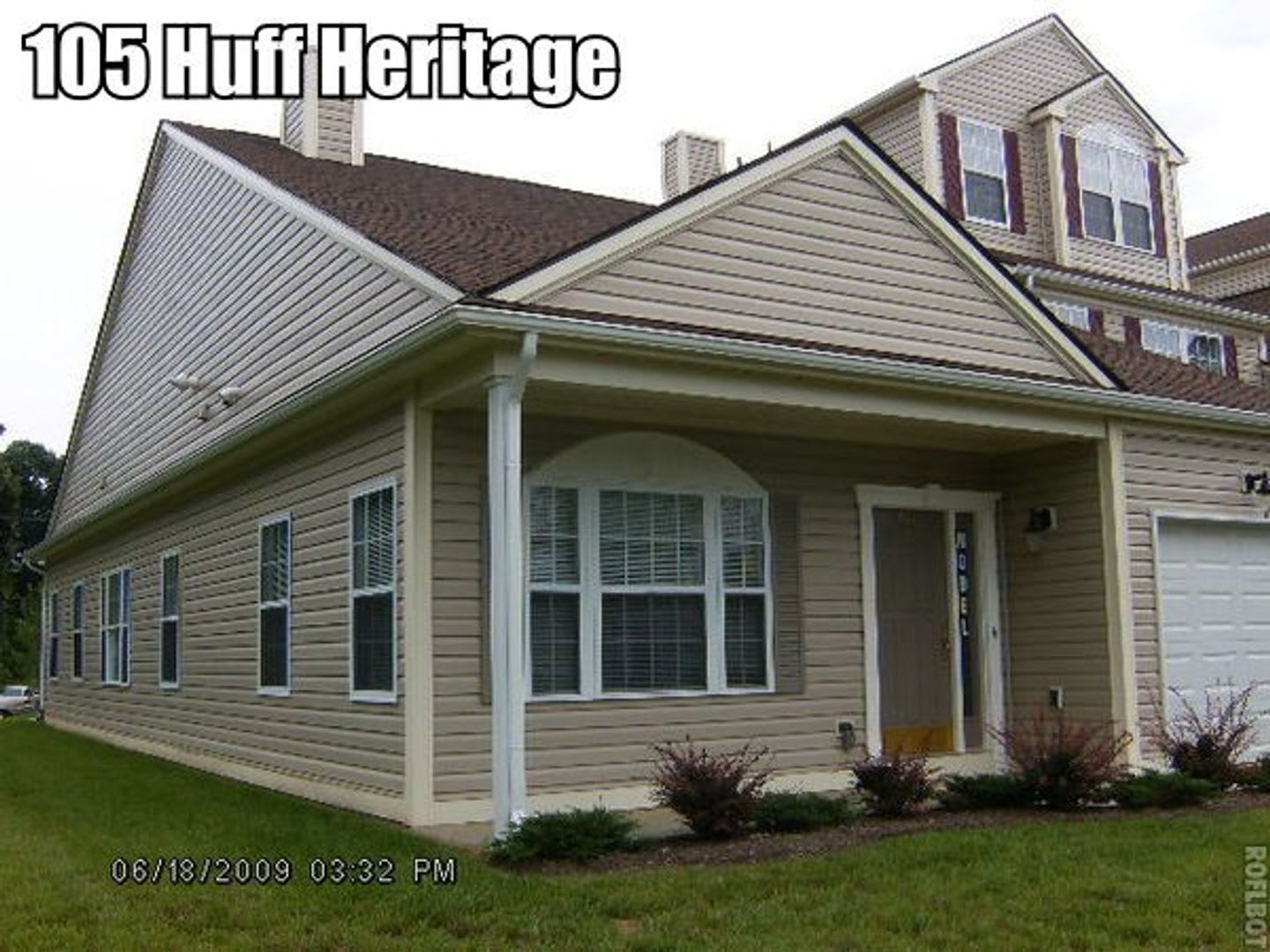 3 Bedroom, 2 Bath 1-Level Townhouse – photo 1