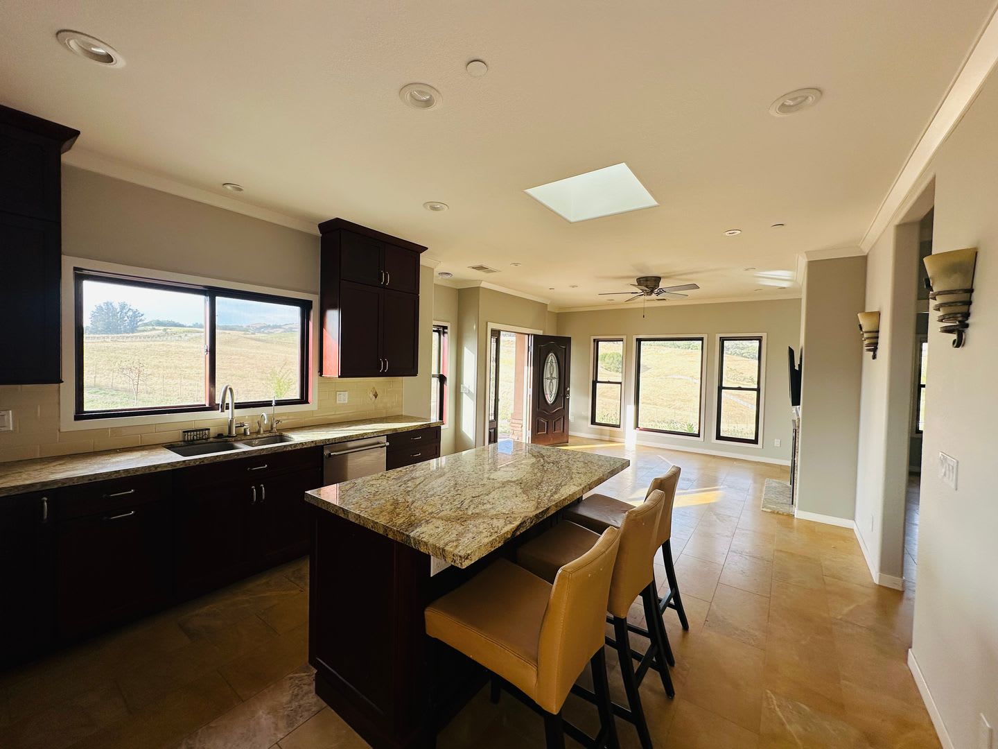 Serene 2-Bedroom Mountain Retreat with Stunning Views – photo 1 of 14