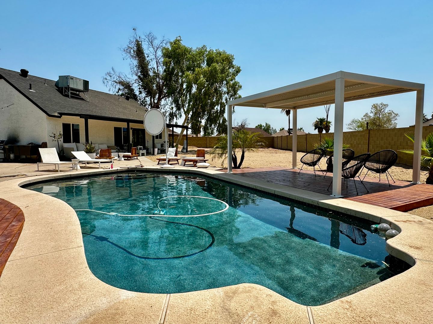BEAUTIFULLY UPGRADED HOME WITH A HUGE RESORT-LIKE BACKYARD IN GLENDALE – photo 1