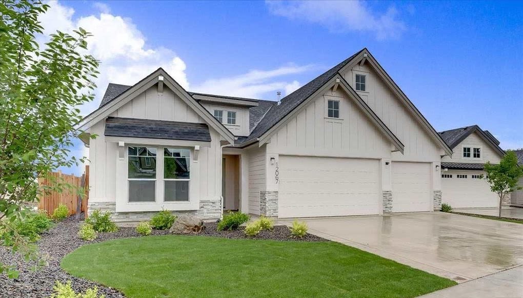 12067 North 19th Avenue – photo 1 of 17
