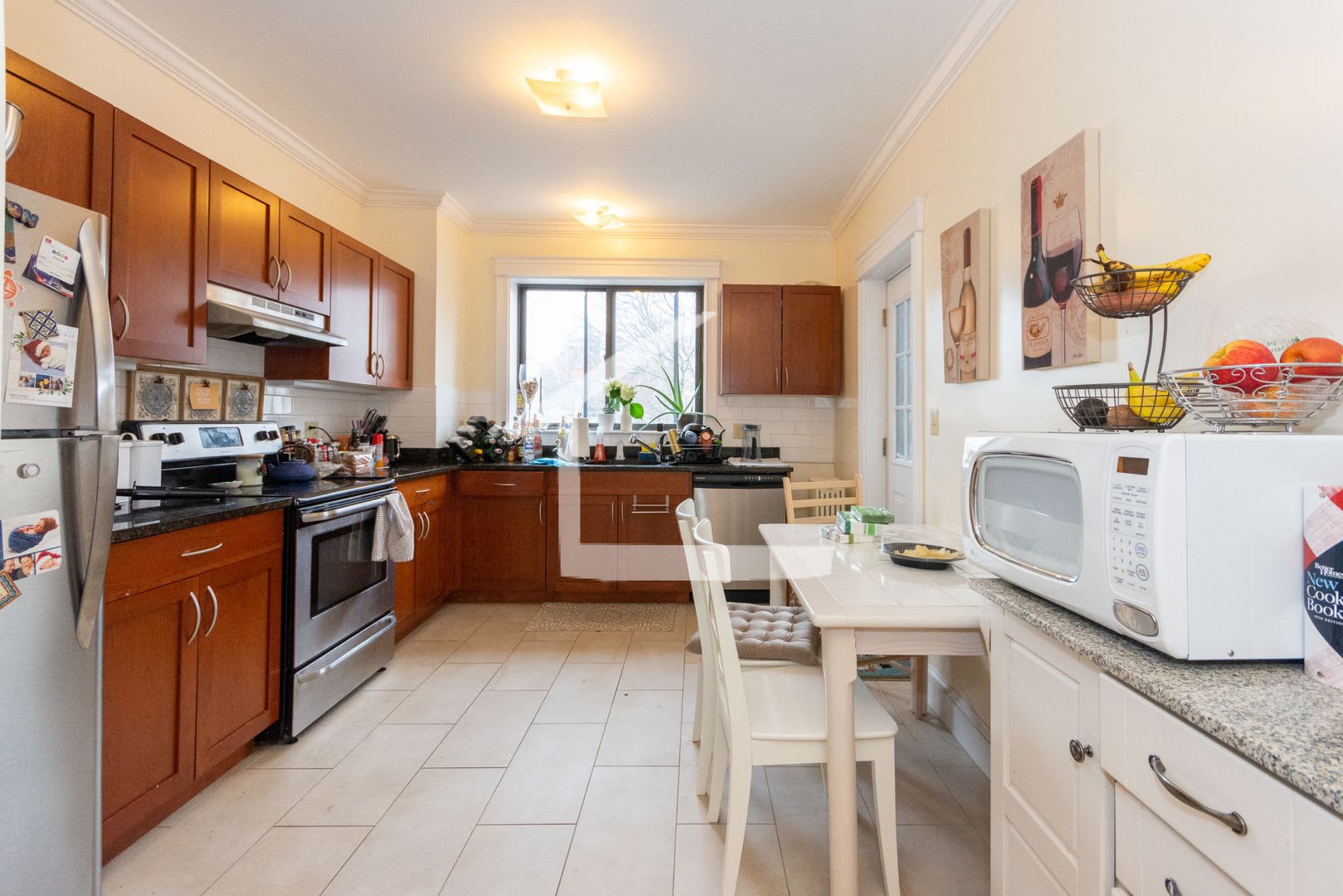 Huge, updated 4 bed in a prime spot in Allston. – photo 1