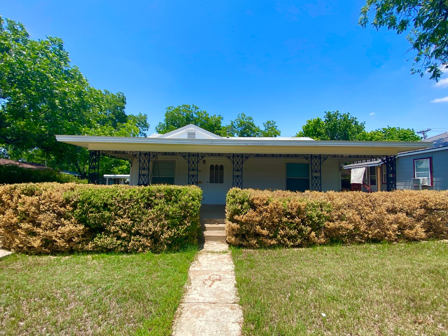 HUGE, 4 bedroom 3 bath home plus bonus room! NEW FLOORS, Available NOW! – photo 1