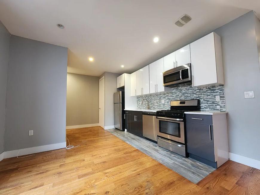 4240 Broadway – photo 1