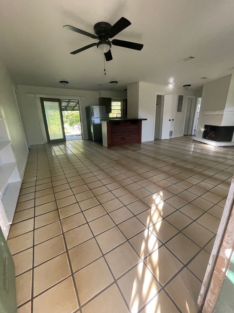 1St Month Free Rent 3 Bed 1 Bath Home Pet Friendly With Large Fenced Yard Washer Dryer Hook Ups Section 8 Welcome – photo 1 of 10