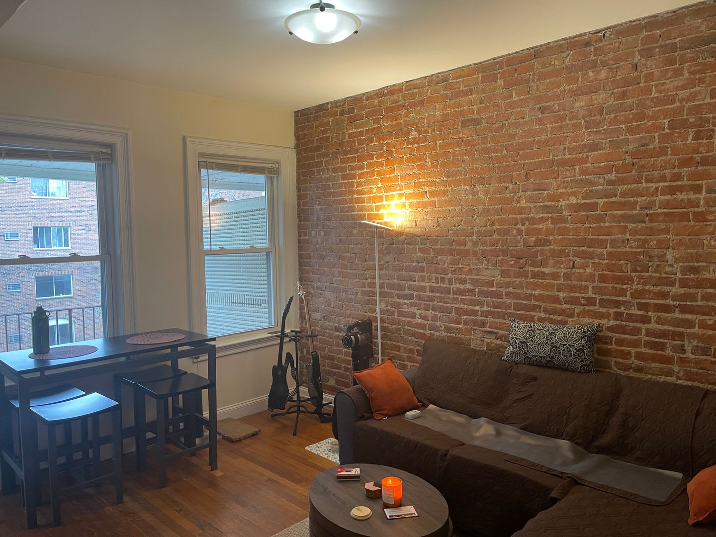 Stunning 2 Bed Free Month No Fee Exposed Brick Central Aac Porch Super Sunny Awesome Layout 12 1 Ot 10 1 2026 – photo 1